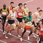 陸上男子５０００メートル予選　海外選手に交じって力走する坂東悠汰（中央）＝３日夜、国立競技場