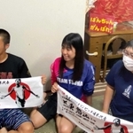 洲本市内の実家でテレビで競技を見守る家族（提供）