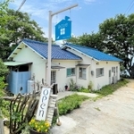 青い屋根が目を引く外観＝淡路市尾崎
