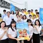新商品「淡路島牛～っとカップ」を開発した甲南大の学生と淡路市商工会青年部のメンバーら＝淡路市岩屋、道の駅あわじ