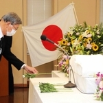 戦没者追悼式で献花する遺族＝洲本市文化体育館