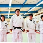 ２０１９年７月に南淡中を訪れた正木選手（奈木さん提供）