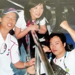 アテネパラリンピックの試合後、現地で写真におさまる（右から）宇城元選手、妻美津穂さん、弟の大さん（芳子さん提供）