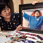 正木健人選手の写真を手に振り返る母優子さん＝南あわじ市