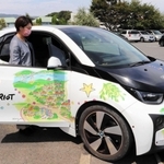 パソナグループの宿泊施設の案内がラッピングされたＢＭＷの社用車＝淡路市久留麻