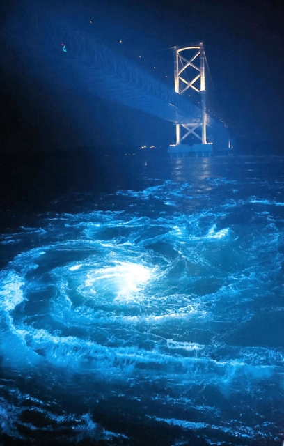 船上からの照射によって漆黒の海に浮かび上がる渦潮（ジョイポート南淡路提供）