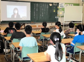 オンライン始業式で校長の話を聞く児童＝洲本第二小学校