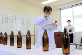 １点ずつ丁寧に熟成度合いを確かめる鑑定官＝洲本市山手１
