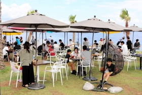 海沿いに並ぶテラス席＝淡路市岩屋、淡路シェフガーデン