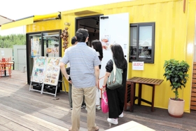 コンテナ型の店舗に並ぶ利用客＝淡路市岩屋、淡路シェフガーデン
