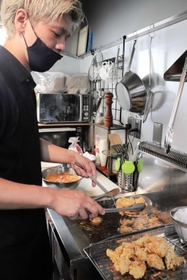 チキン南蛮を揚げる従業員＝淡路市岩屋、淡路シェフガーデン