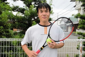 「全日本ベテランテニス選手権」に向けて調整する印部泰男さん＝南あわじ市