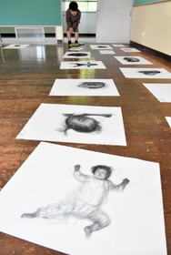 寝姿などを描いたドローイング作品＝淡路市長沢