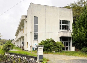 「ノマド村」事業が終了する旧生穂第二小学校校舎＝淡路市長沢