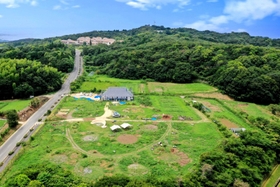 ドローンで撮影した「淡路ネイチャーラボ＆リゾート」の開設予定地＝淡路市野島常盤（パソナグループ提供）