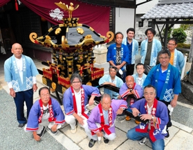 真新しいみこしを囲む宮総代＝事代主神社