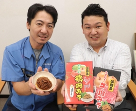 おかずみそを開発した井戸文名産店の濱健一専務（右）とかわばたみその川端晋也社長＝洲本市海岸通２