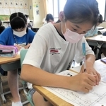 マスク姿で２学期の目標を書く児童＝洲本第二小学校