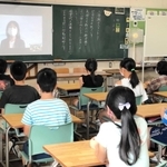オンライン始業式で校長の話を聞く児童＝洲本第二小学校