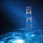 船上からの照射によって漆黒の海に浮かび上がる渦潮（ジョイポート南淡路提供）