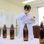 １点ずつ丁寧に熟成度合いを確かめる鑑定官＝洲本市山手１