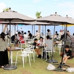 海沿いに並ぶテラス席＝淡路市岩屋、淡路シェフガーデン