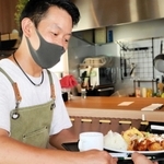 出来上がった定食を客に届ける「淡路島食堂まるわ」の山本輝明さん＝淡路市岩屋、淡路シェフガーデン