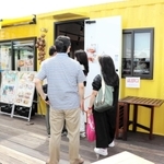 コンテナ型の店舗に並ぶ利用客＝淡路市岩屋、淡路シェフガーデン