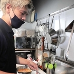 チキン南蛮を揚げる従業員＝淡路市岩屋、淡路シェフガーデン