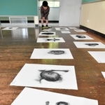 寝姿などを描いたドローイング作品＝淡路市長沢