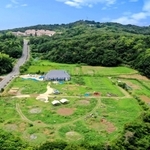 ドローンで撮影した「淡路ネイチャーラボ＆リゾート」の開設予定地＝淡路市野島常盤（パソナグループ提供）
