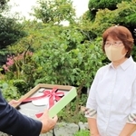 国土交通大臣表彰の記念盾を受け取る、「堺活性化委員会花かんざし」の浜田満子代表（右）＝洲本市五色町下堺