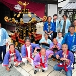 真新しいみこしを囲む宮総代＝事代主神社