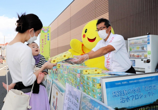 ため池のパネル展示や資料配布などが行われた街頭活動＝淡路市志筑新島