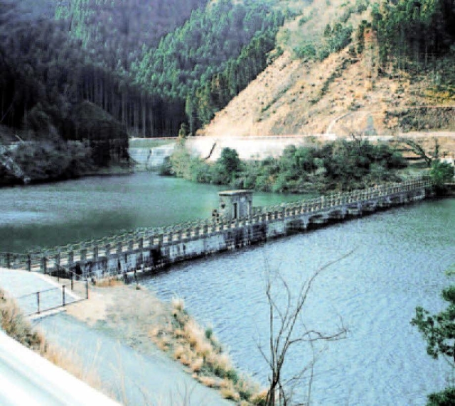 湖に上部だけ顔を出している旧成相池堰堤＝南あわじ市八木馬回（洲本土木事務所提供）