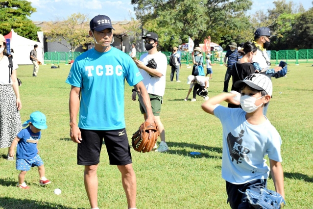 子どもらにボールの投げ方などを説明する元阪神タイガースの桧山進次郎さん（中央）＝国営明石海峡公園