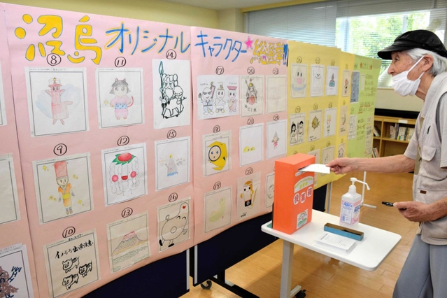 公民館に設けられた沼島キャラクターの投票所＝南あわじ市沼島