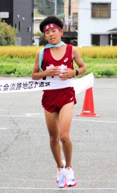 力強い走りでゴールする男子・津名の打越路倭選手＝洲本市木戸