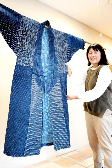 南あわじ市・沼島の個人宅から借りて展示するどんざと、研究を進める岡本佳奈さん＝淡路市野島常盤