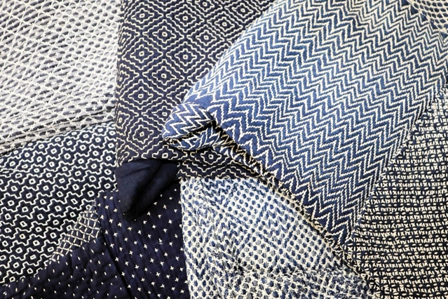 植物柄などが美しいどんざの刺しゅう＝淡路市野島常盤