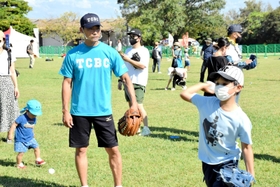 子どもらにボールの投げ方などを説明する元阪神タイガースの桧山進次郎さん（中央）＝国営明石海峡公園