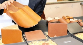 仕上がった淡路島レザーの商品