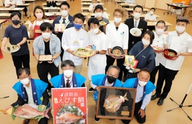 お披露目会で「淡路島えびす鯛」のメニューやポスターを手にする飲食店や行政などの担当者＝南あわじ市志知佐礼尾