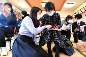携帯電話会社の従業員（右から１、４人目）がマンツーマンで手ほどきした高齢者スマホ教室＝東桃川ふれあい館