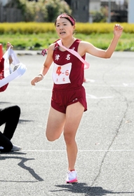 大会記録を更新してゴールする女子・津名の山崎瑛里菜選手＝洲本市木戸（撮影・田中靖浩）