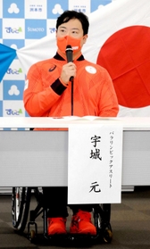 車いすで報告会に出席した宇城元選手＝洲本市役所