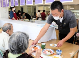 「カウンター席」で振る舞われたすし＝養護盲老人ホーム五色園