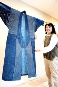 南あわじ市・沼島の個人宅から借りて展示するどんざと、研究を進める岡本佳奈さん＝淡路市野島常盤