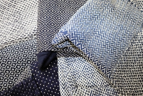 植物柄などが美しいどんざの刺しゅう＝淡路市野島常盤