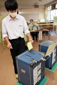 淡路三原高校内に設けられた期日前投票所で選挙権を行使する３年生＝南あわじ市市円行寺